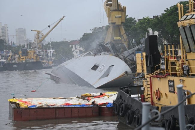 印度海军一护卫舰火灾后倾覆，同级舰八年前也翻过
