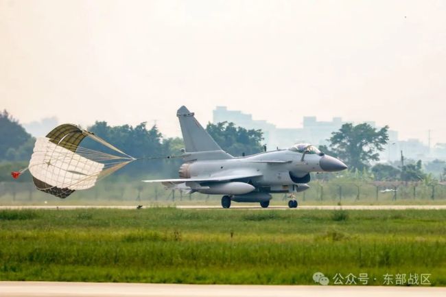 东部战区空军航空兵某部飞行训练拉开战幕