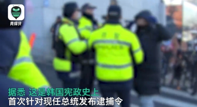 尹锡悦官邸前警车排成长龙