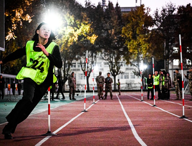 当迷彩遇上春光：献给军校“铿锵玫瑰”的春日赞歌