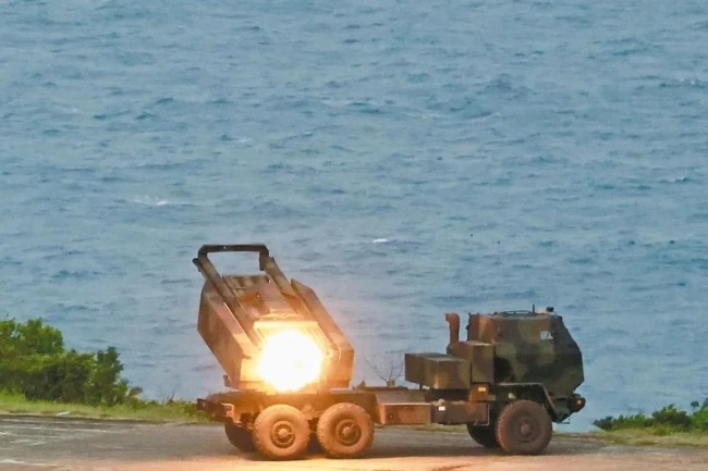 台军“海马斯”首次实弹射击中两次“出包”