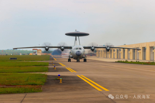 南部战区海军航空兵某部多机种协同出击