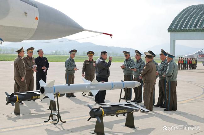 朝鲜新型空空导弹曝光，迈出空军现代化关键一步