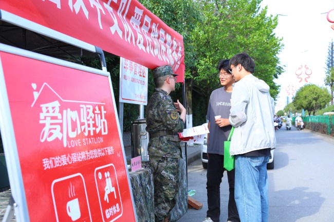 保障高考“零距离”，贴心服务暖民心 ——武警汉中支队设立爱民服务点为驻地高考保驾护航