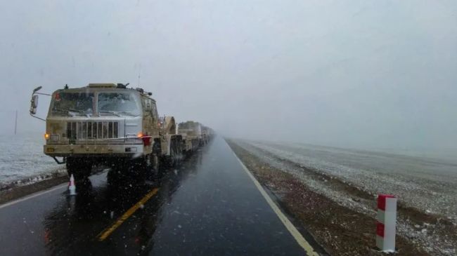 走进练兵场 | 重装运输车，驰骋风雪“天路”！