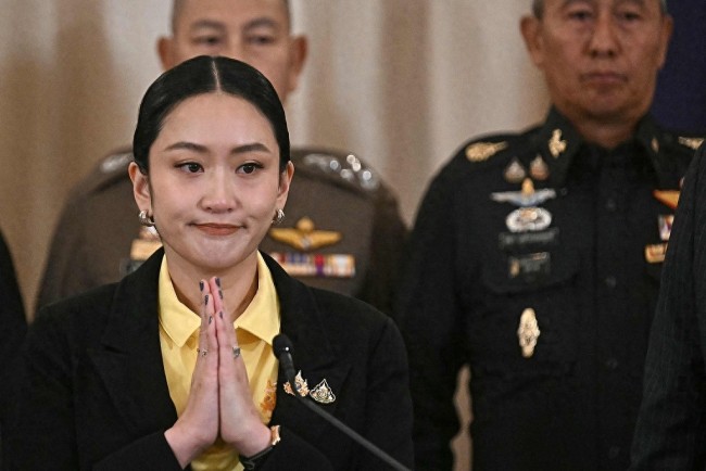 因一通电话陷执政危机，泰国总理含泪道歉