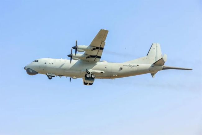 东部战区海军航空兵某部组织连续反潜训练