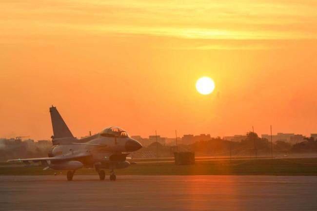 战机与朝霞共舞 飞行员镜头定格极致浪漫