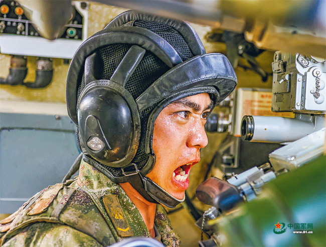 直击陆军某旅炮兵分队实弹射击考核