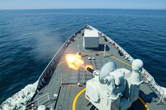 唐山舰开展海上多课目实战化训练