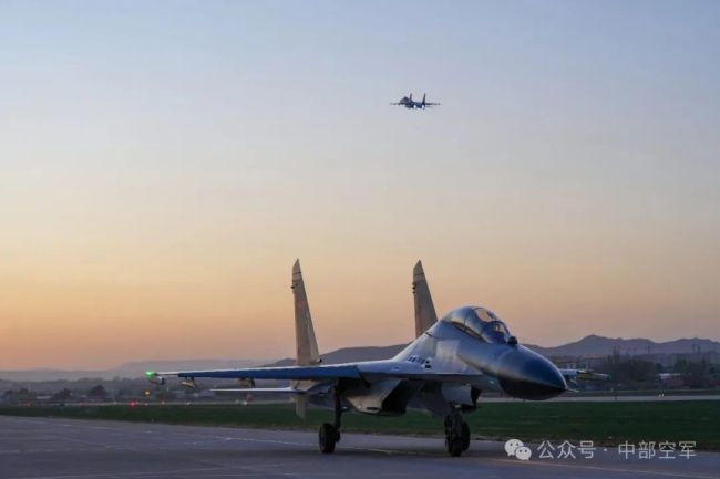 引擎轰鸣，铁翼破空