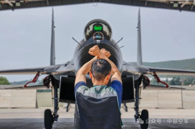 引擎轰鸣，铁翼破空