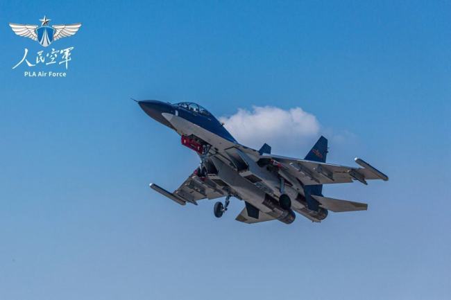 梯次滑出、接续升空 直击东部战区空军训练现场