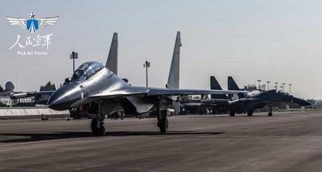梯次滑出、接续升空 直击东部战区空军训练现场