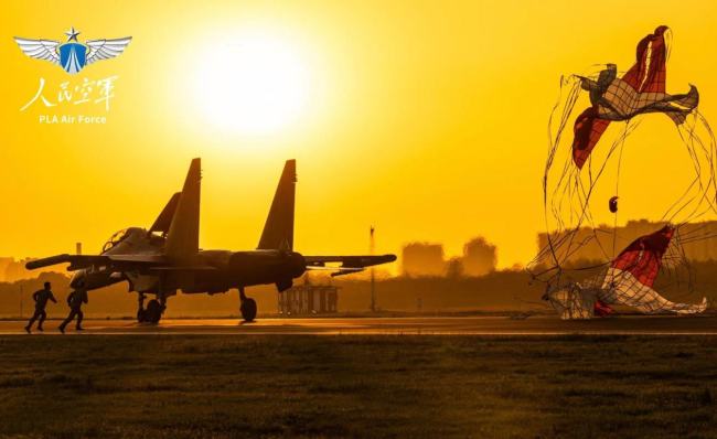 梯次滑出、接续升空 直击东部战区空军训练现场