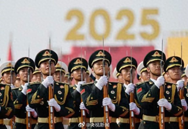 亮相装备多到看不过来 军迷变军盲！