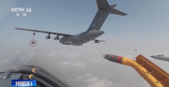 在空中“穿针引线” 空中加油：大国空军的战斗力“倍增器”