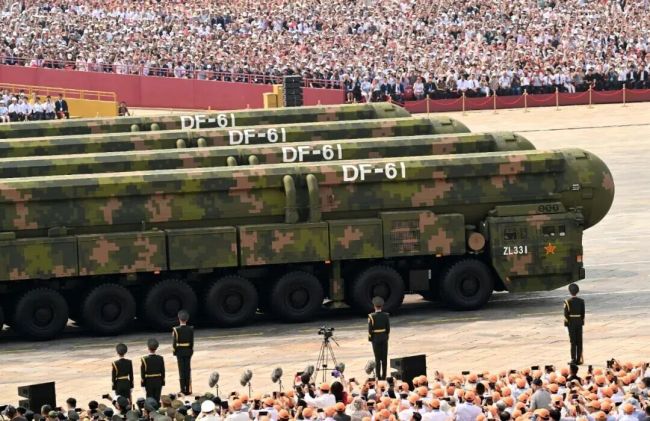 九三大阅兵的新装备,竟让西方破防到“拒绝接受现实”?