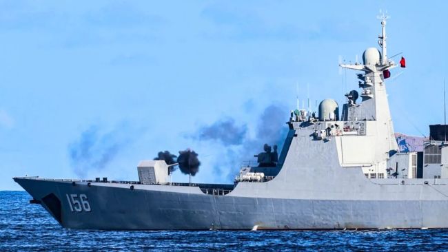 火力全开！直击舰艇编队实弹射击震撼瞬间