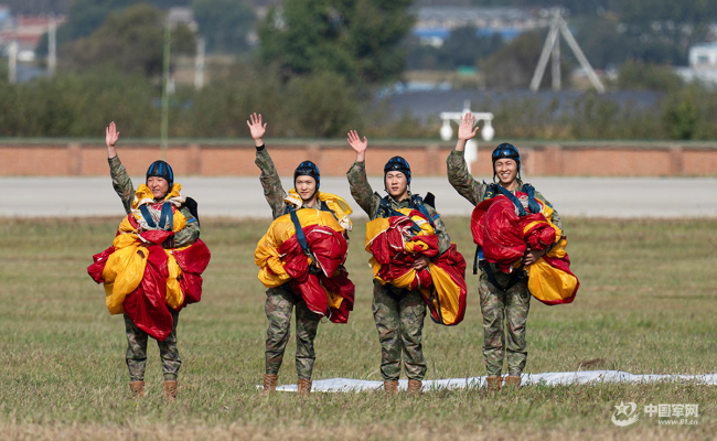 把诗写在蓝天，解锁中国军人的云端浪漫
