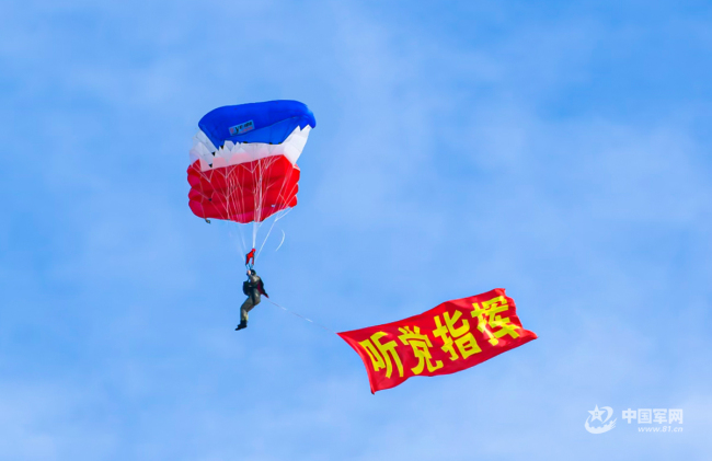 把诗写在蓝天，解锁中国军人的云端浪漫