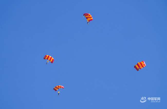 把诗写在蓝天，解锁中国军人的云端浪漫