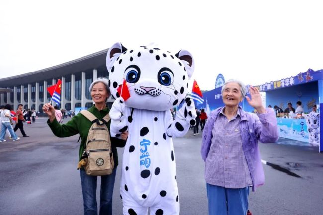 舰艇开放活动,海军小姐姐太宠娃了!