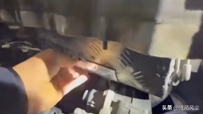 乌克兰警方逮捕发动机内藏97万美元女子!