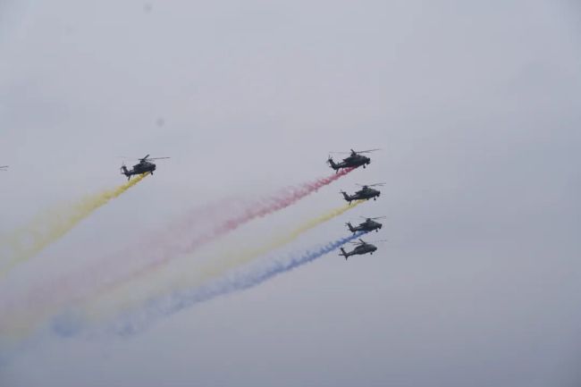 首次亮相！近距离看直-20T凌空画“凤凰”