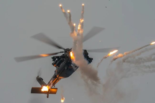 首次亮相！近距离看直-20T凌空画“凤凰”