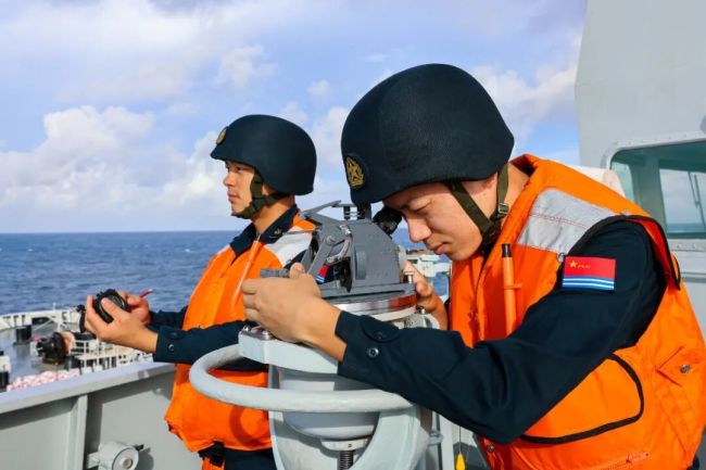 南海某海域，展开海上多课目训练