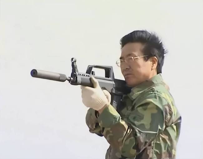 新曝光!中国步枪全部安装消音器,普通士兵要消音器有什么用?