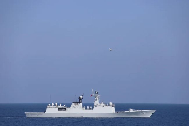 海军第48批护航编队护送船舶通过亚丁湾