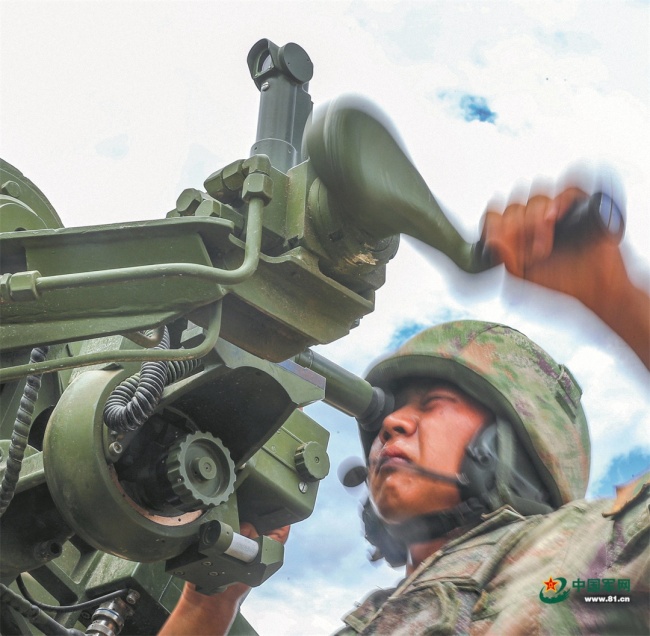 陆军某旅火力分队组织实弹射击考核