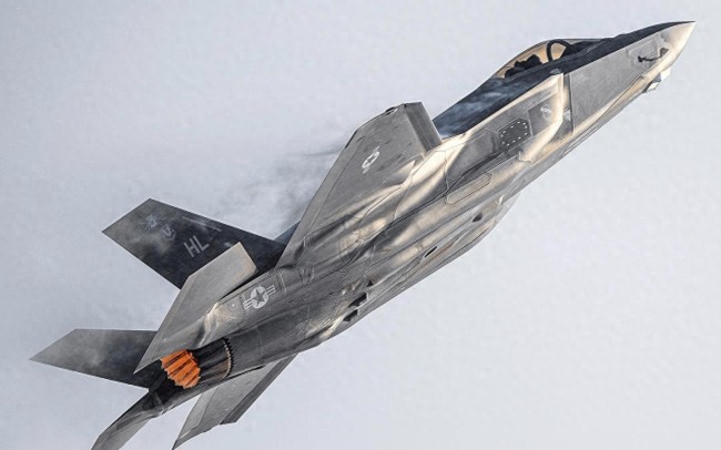 马杜罗政权会垮台吗？美国飞机强行闯入边境 悬