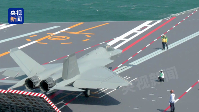 福建舰入列后首次海上实兵训练 多型舰载机亮相