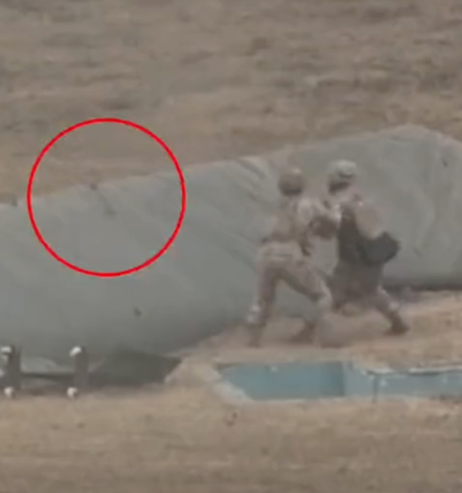 新兵训练时出现失误 安全员火速应对！