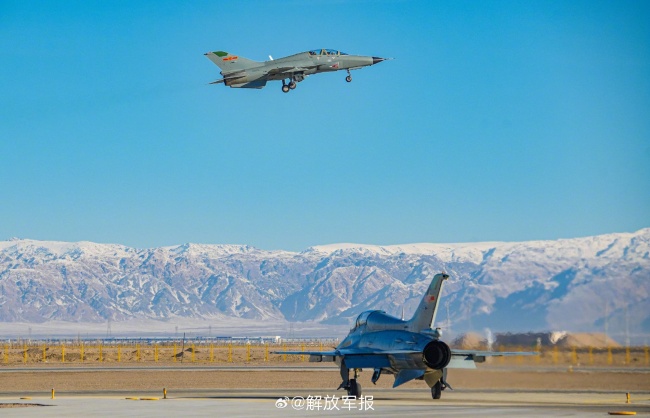 一键收藏！空军战机与雪山同框