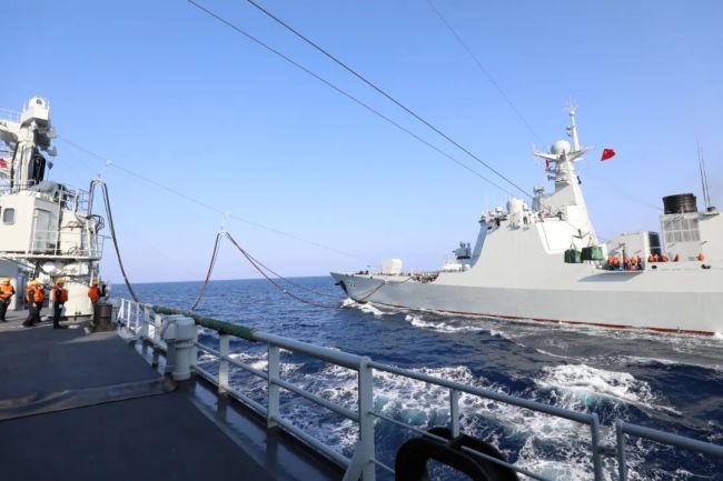 海军第48批护航编队开展反恐反海盗演练