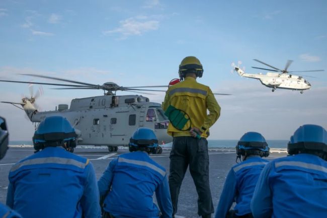 编队出击丨海军湖北舰开展实战化训练！