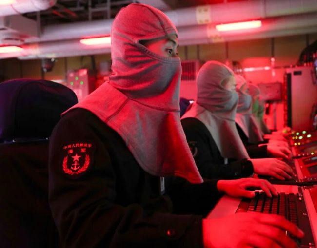 编队出击丨海军湖北舰开展实战化训练！