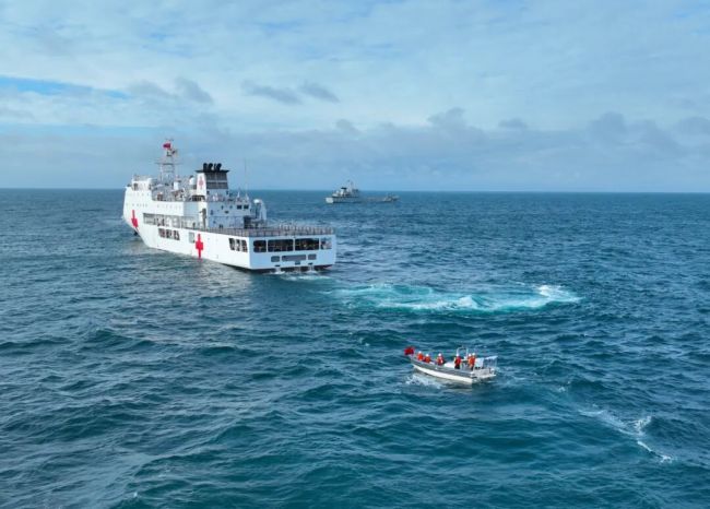 分秒必争！海上搜救实兵训练在南海某海域展开