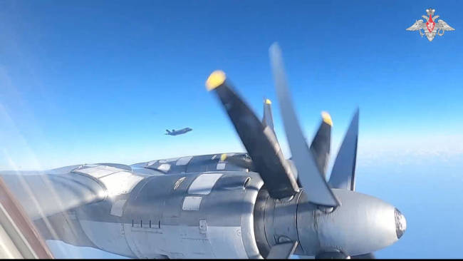 点击查看大图 中俄轰炸机和航母从3个方向“包围琉球”