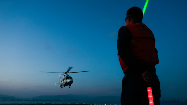 南海某海域 海警直升机展开夜间着舰训练