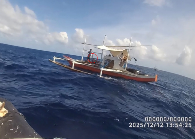 菲方人员持刀画面公开 专家：菲已用“武装渔民”手段碰瓷