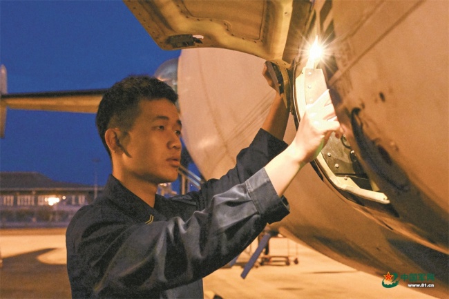 布阵海天猎“黑鲨”—海军某部搜攻潜训练影像