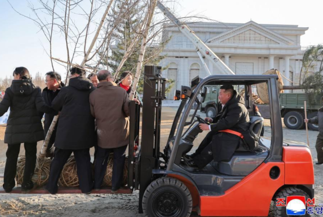 金正恩开叉车运送树苗 参加植树活动 亲自参与建设