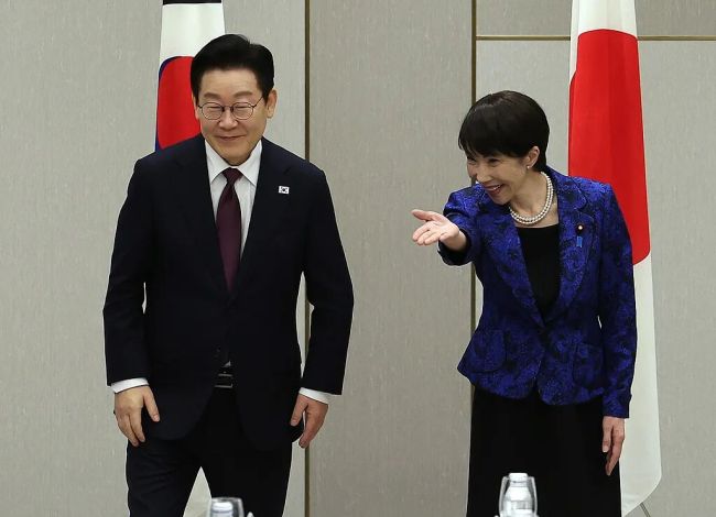 高市竭力秀“亲近”，韩媒发现“微妙不同”