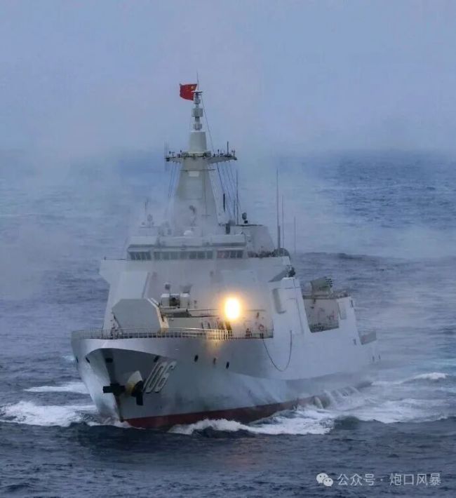 南海风波再起，菲律宾军机偷窥黄岩岛，072坦克登陆舰突现