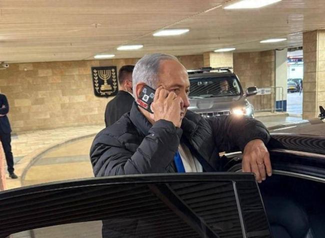 内塔尼亚胡手机摄像头被贴纸封住 折射数字焦虑